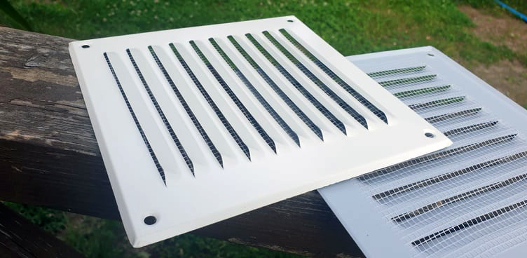 Montaż stalowych kratek w stropodachu