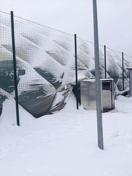 Odśnieżanie pokrycia membranowego kortów tenisowych