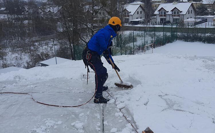  Sezon na&nbsp;odśnieżanie dachów i&nbsp;odkuwanie sopli – uważamy za&nbsp;otwarty!